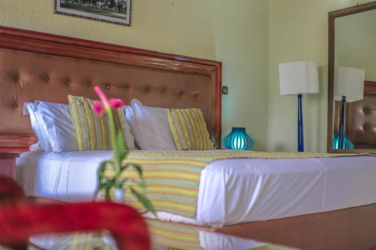 Fini Hotel Bobende Limbe Exterior photo