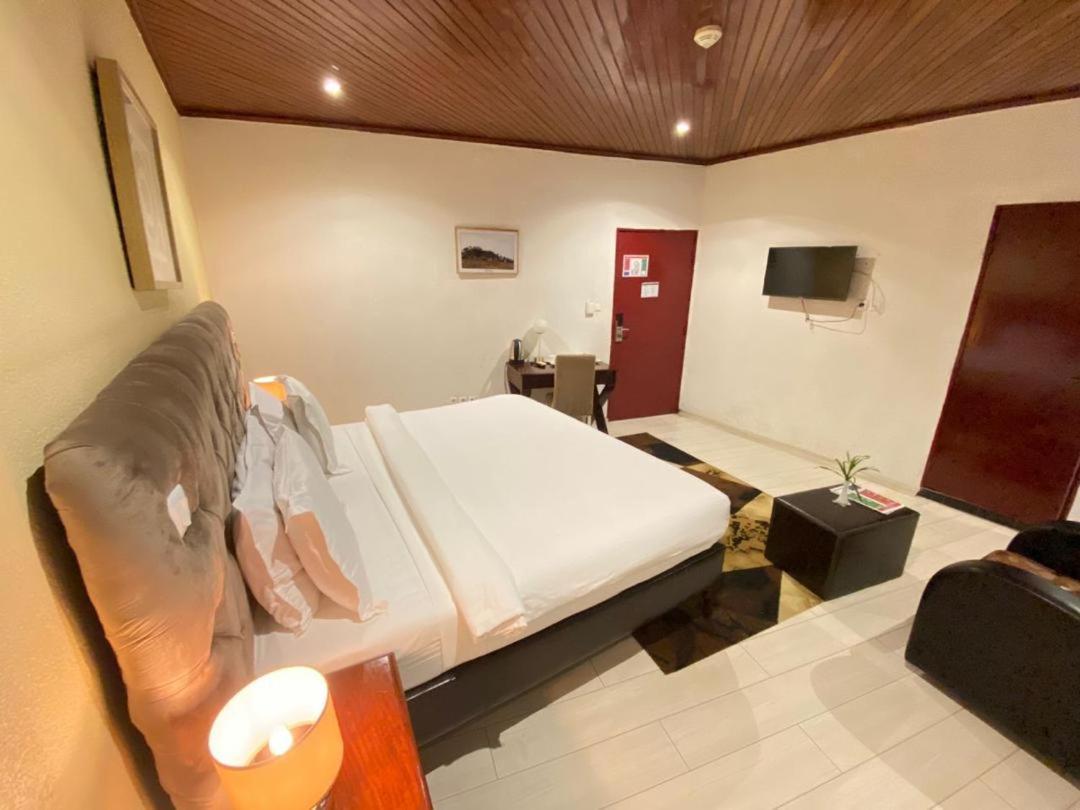 Fini Hotel Bobende Limbe Exterior photo