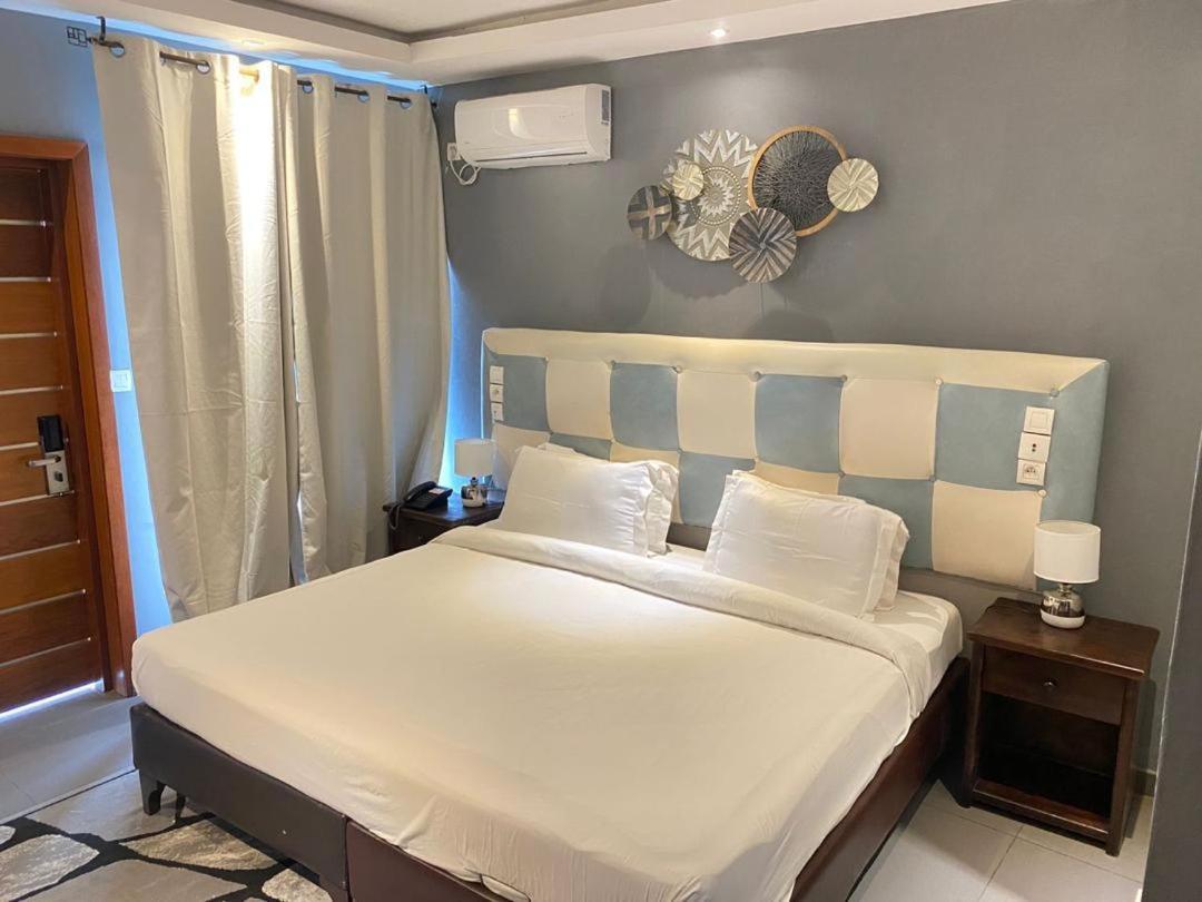 Fini Hotel Bobende Limbe Exterior photo