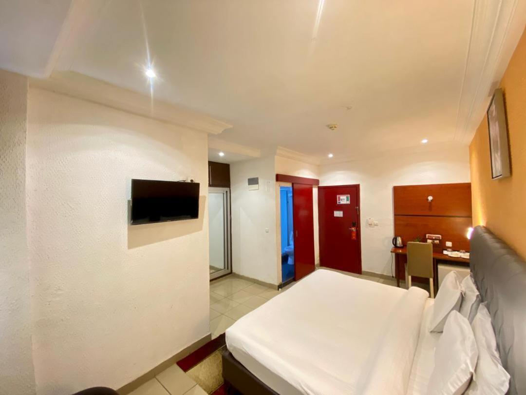 Fini Hotel Bobende Limbe Exterior photo